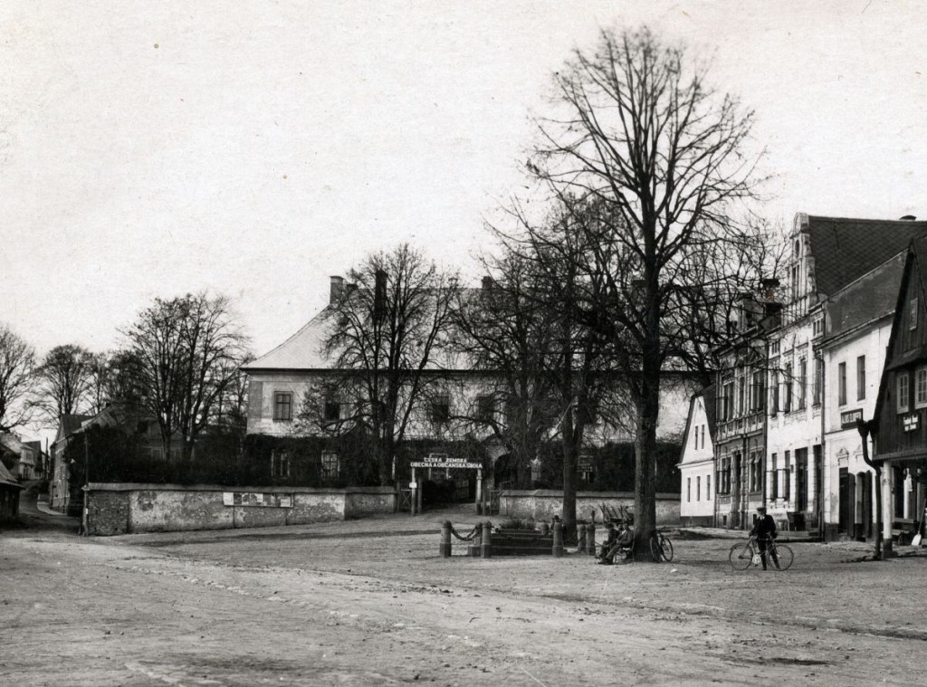 zamek_1930_02_web_od_namesti