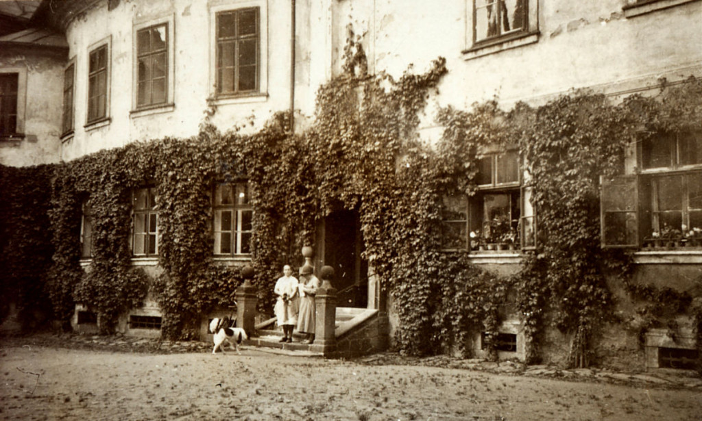 zamek_1910_01 web nadvori