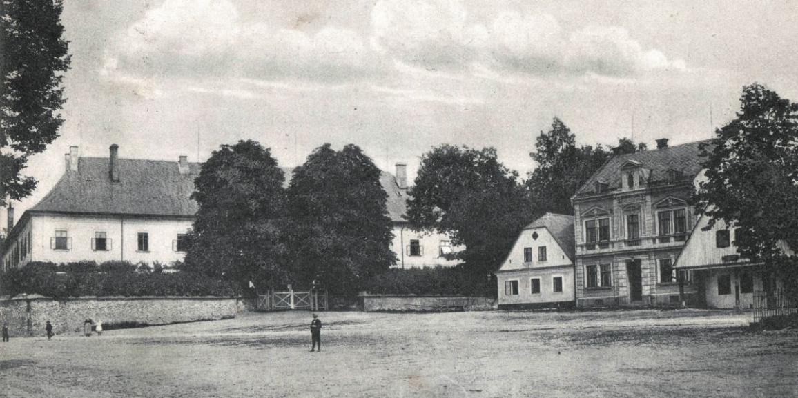 Zámek – okolo roku 1907 – zdola od náměstí