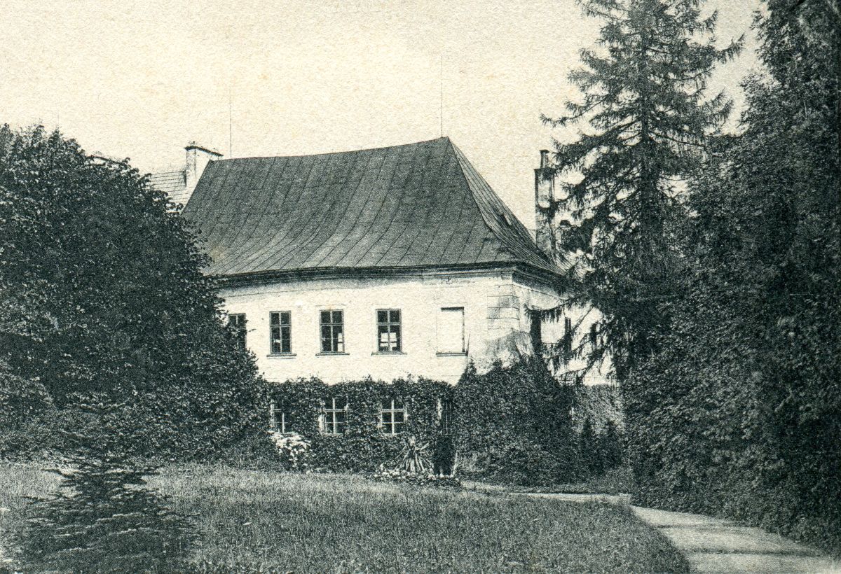 Zámek – okolo roku 1904 – pohled z parku