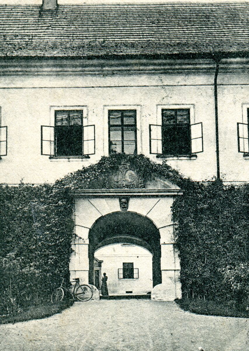 Zámek – okolo roku 1904 – vstupní portál
