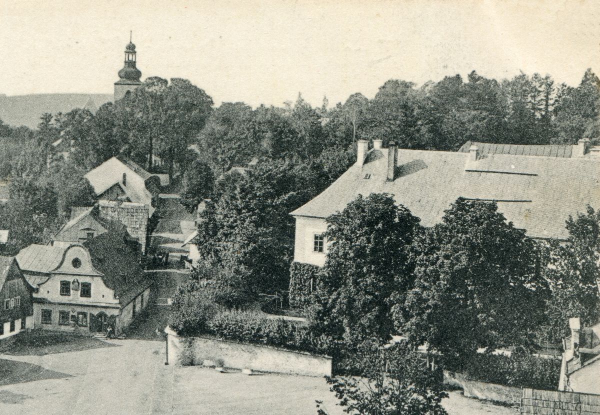 Zámek – okolo roku 1907 – od náměstí