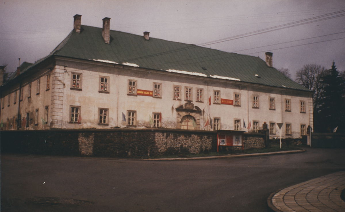 Zámek – okolo roku 1981 – od náměstí
